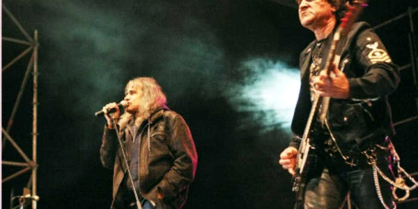 Cristi Minculescu (stânga) şi Doru Borobeică, pe scenă  