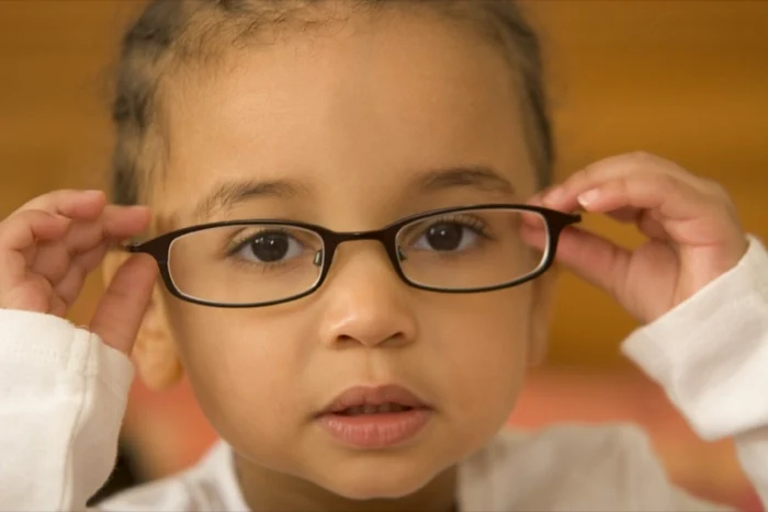 Contrar aşteptărilor, s-au realizat multe studii pe copiii care trebuie să poarte ochelari, însă niciunul concentrat pe adulţi FOTO inside.akronchildrens.org