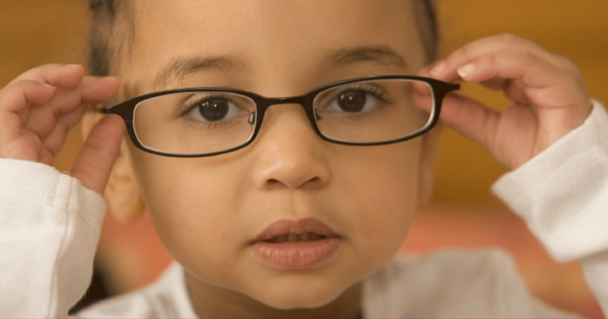 Очки для детей для зрения при астигматизме. Страбизматическая амблиопия. Очки при астигматизме для детей. Детские очки астигматизм. Очки для детей с астигматизмом.