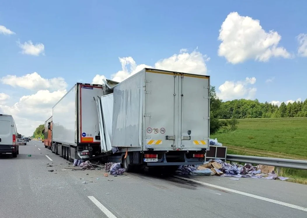 Camionul s-a izbit de TIR-ul din faţa sa. Foto: tn.nova.cz