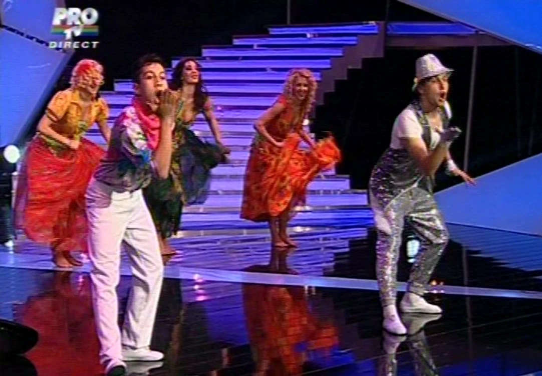 
    Flaviu şi Ricky au adus pe scenă o căruţă cu coviltir  