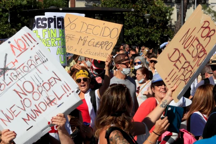 Spanioli protestând faţă de restricţii FOTO EPA-EFE