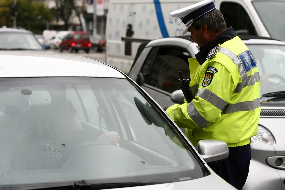 Șoferii români riscă amenzi uriașe dacă nu respectă corect folosirea fazei scurte. Foto: Click.