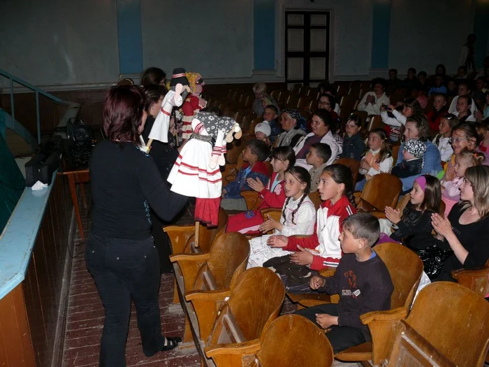 Actorii Teatrului Anton Pann participa la Festivalul de Teatru pentru Copii – Aşchiuţă cu „Punguta cu doi bani”