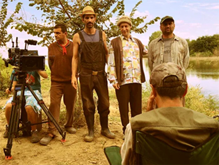 
    Actorii din serial se distrează la filmări: Toma Cuzin, Ionuț Ciocia și Adrian Văncică  