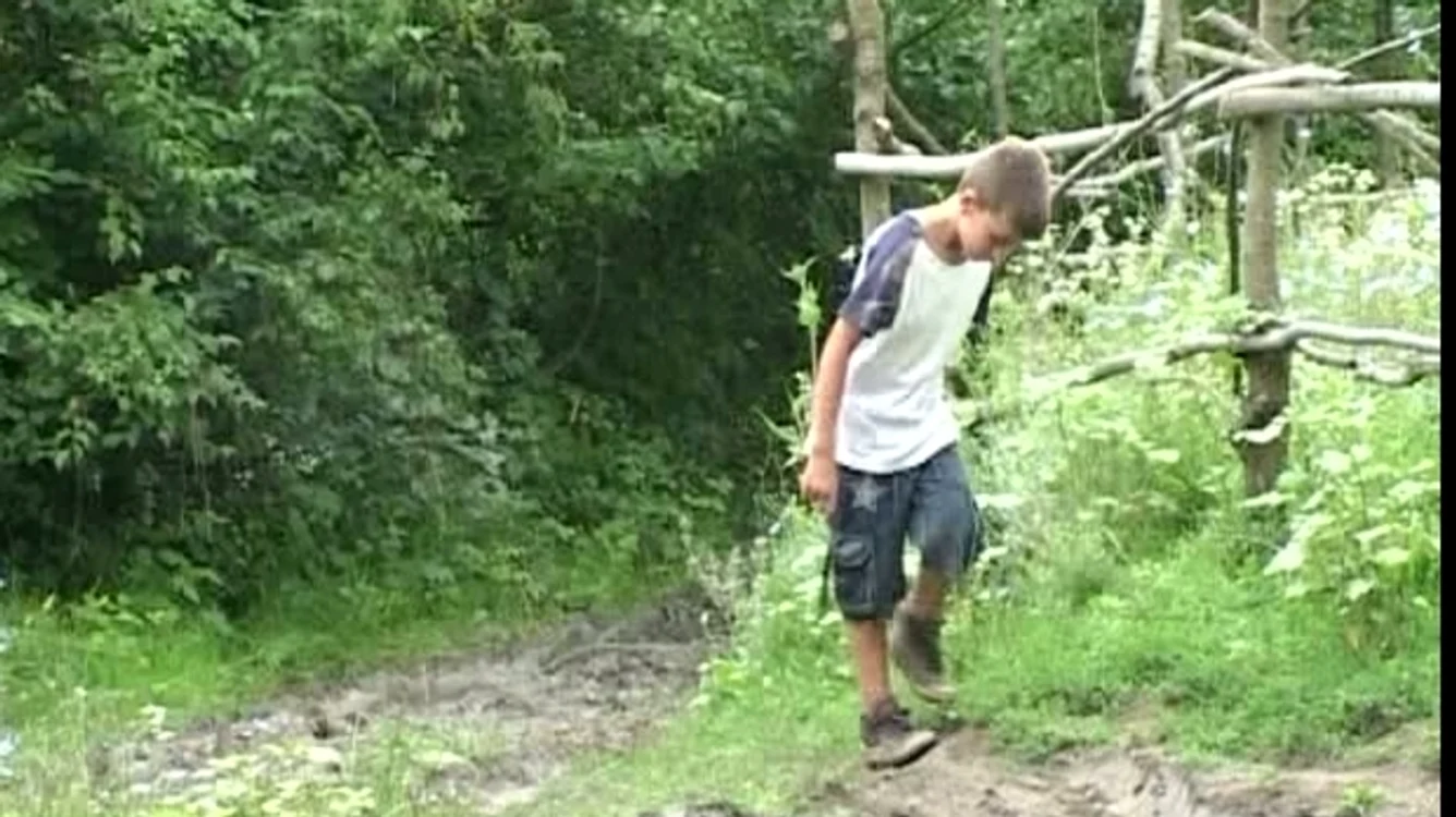 Andrei trăieşte singur în mijlocul pădurii (Foto: romaniatv.net)