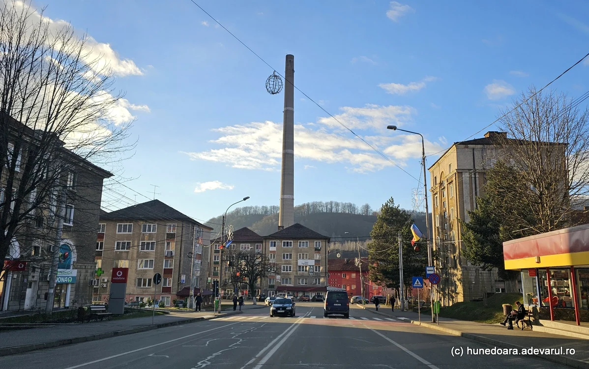 Municipiul Lupeni, dominat de turnul fostei uzine Vâscoza. Foto: Daniel Guță. ADEVĂRUL