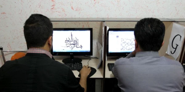 Iranieni folosind internetul intr-un local din Teheran FOTO AFP