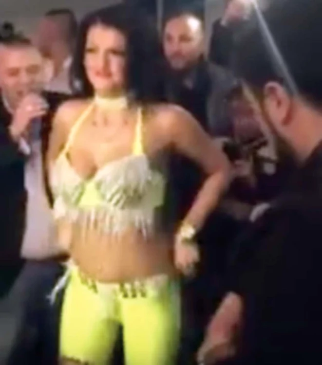Guţă a venit însoţit de dansatoare din buric