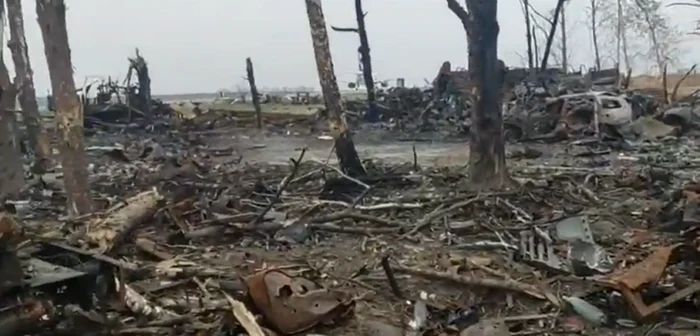 Imaginile cu echipamentele militare arse ale forţelor ruse au fost filmate la Hostomel Foto: Captură video