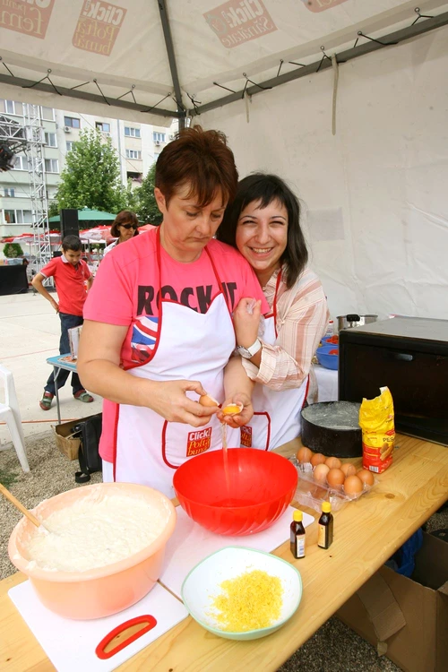 Mariana separă ouăle pentru budincă jpeg