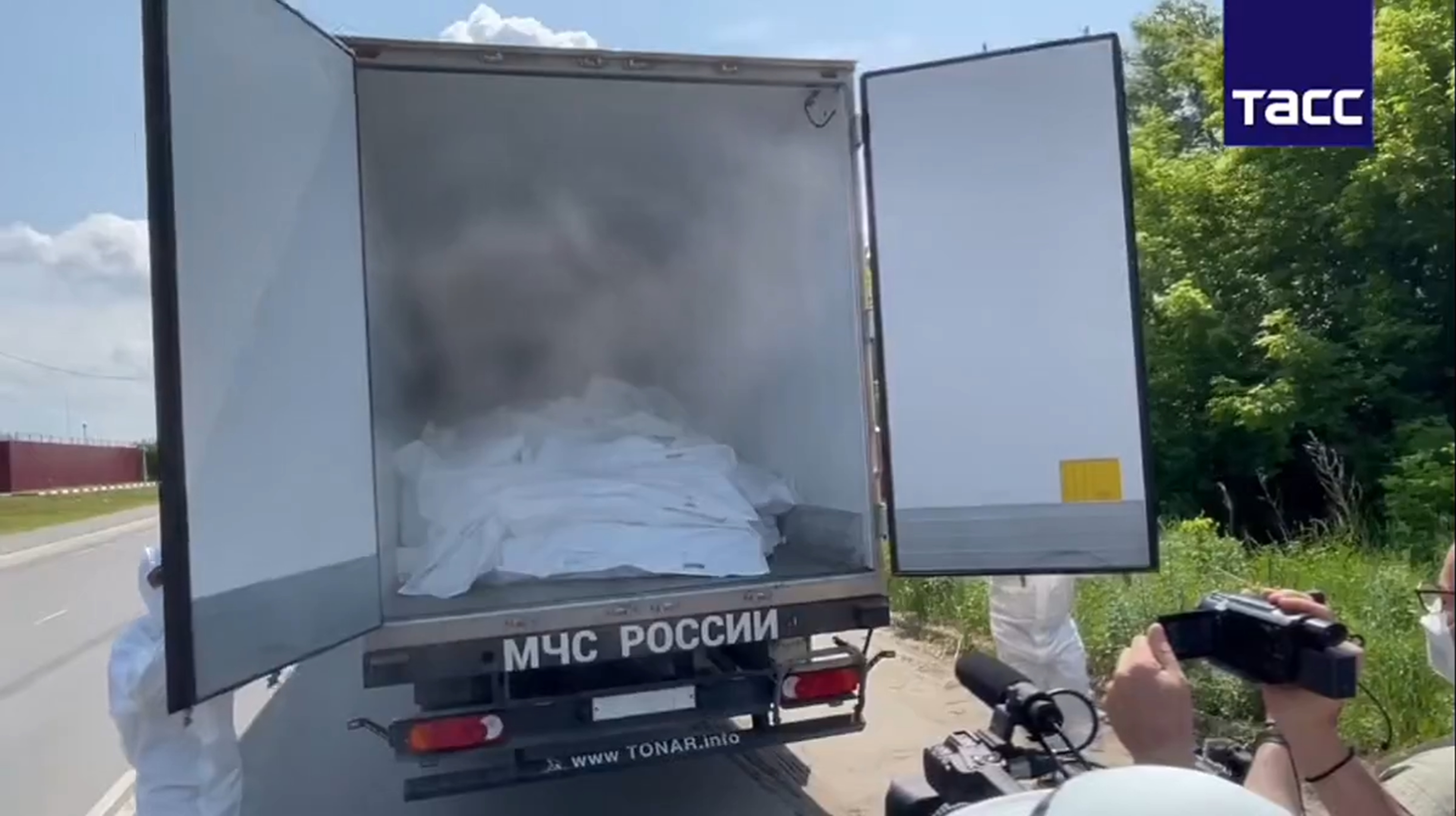 Rusia a trimis la granița cu Ucraina mai multe camioane cu trupuri ale soldaților ucraineni. Foto: X