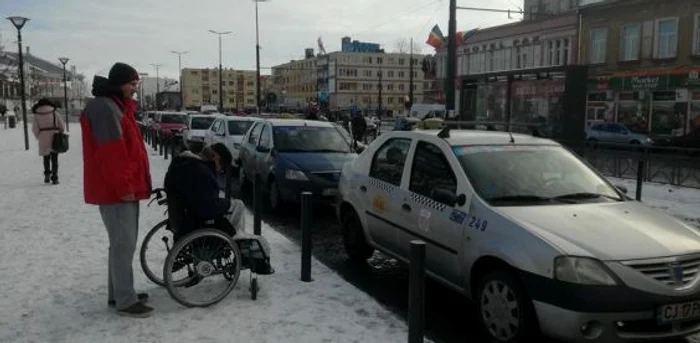 Taximetristul din Loganul albastru a început să-l înjure. FOTO: NIcu Andrei