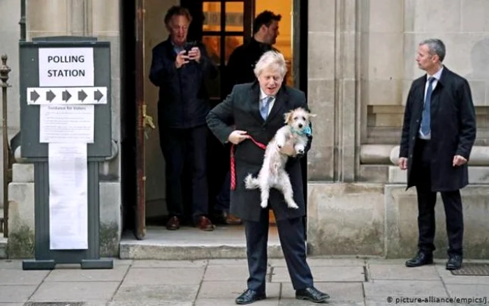 Premierul britanic Boris Johnson şi câinele său Dilyn, în faţa circumscripţiei electorale din Londra