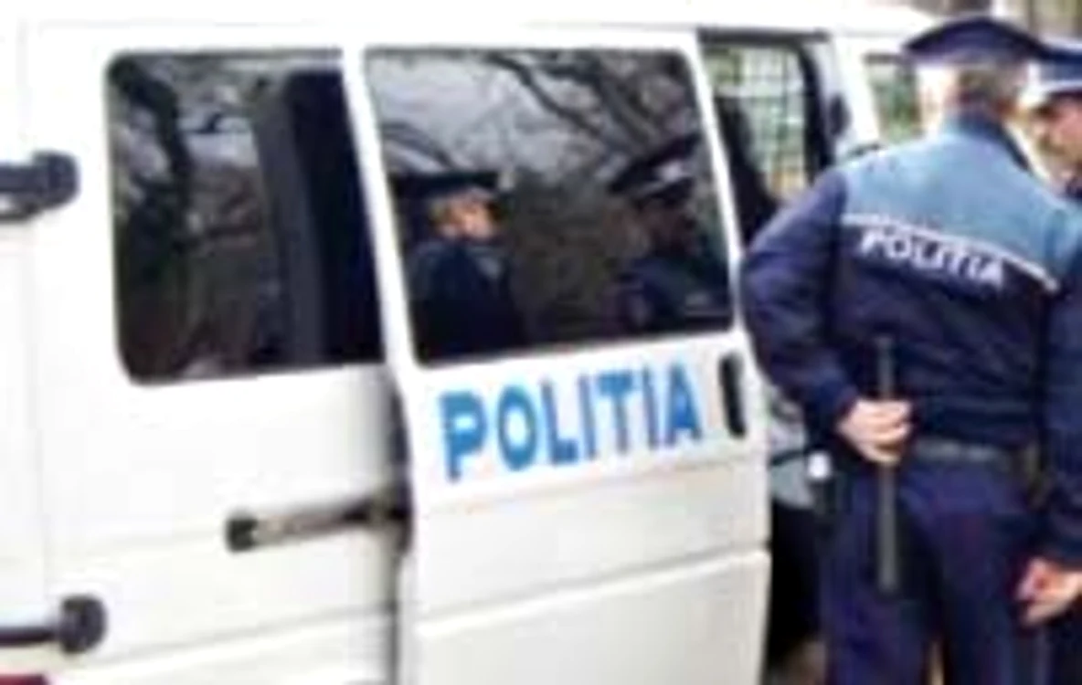 
    În apărarea micuţului a sărit fratele acestuia, în vârstă de 20 de ani, care l-a lovit pe bărbat cu piciorul în zona capului.  
