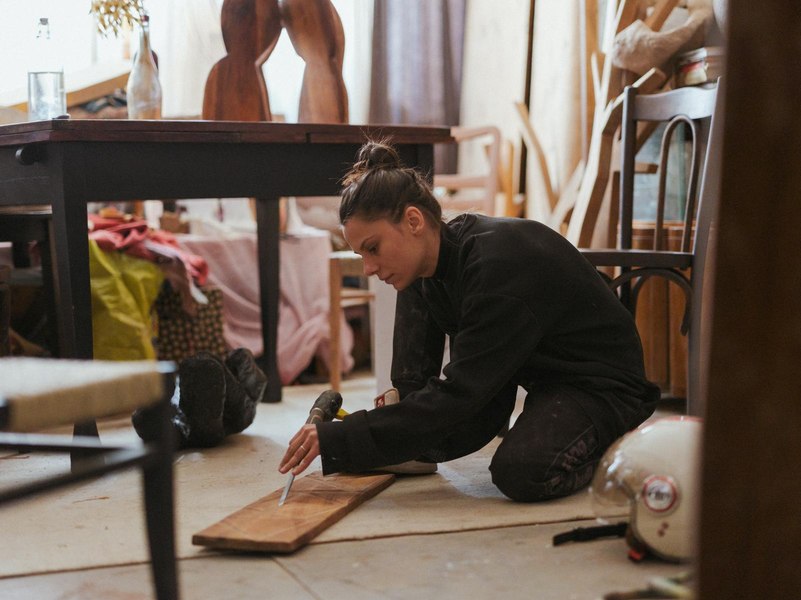 „Ecouri și lumini”, o expoziție de Monica Ioniță, care reînvie materialele reciclate prin artă