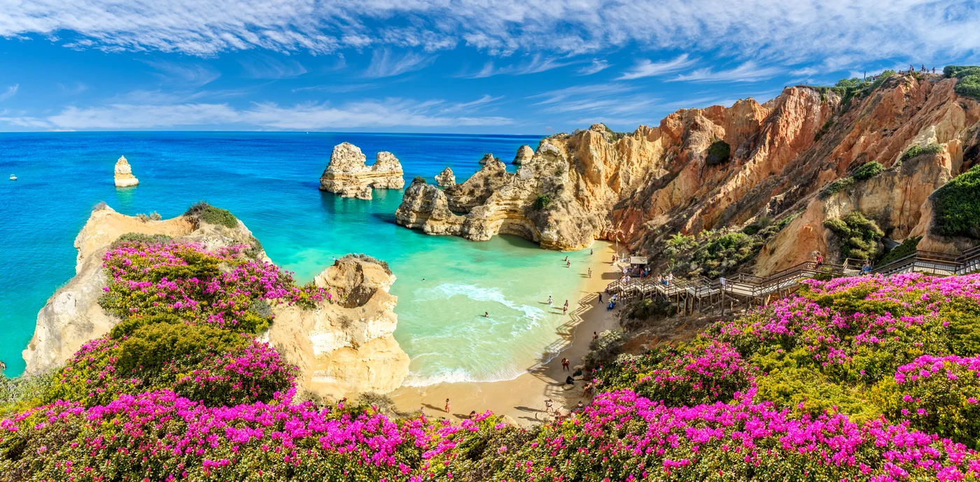 Peisaj cu Praia do Camilo, o plajă faimoasă din Algarve, Portugalia FOTO Shutterstock