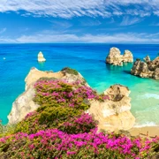 Peisaj cu Praia do Camilo, o plajă faimoasă din Algarve, Portugalia FOTO Shutterstock
