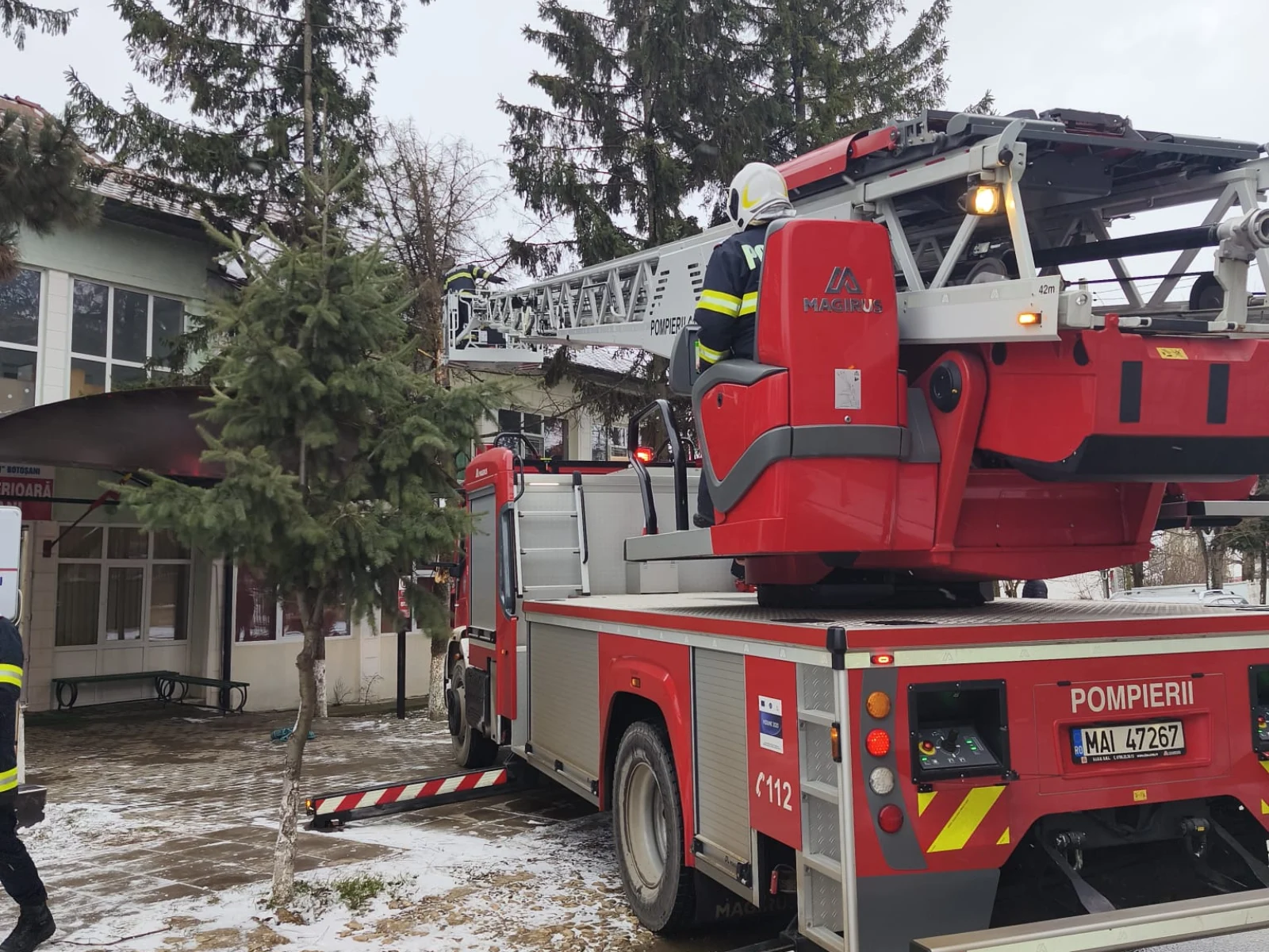 Un copac a căzut peste acoperișul unui spital din Botoșani