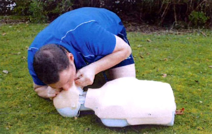 Tehnici de acordare a primului ajutor: Masajul cardiac va fi întrerupt din când în când, pentru a efectua respirația gură la gură