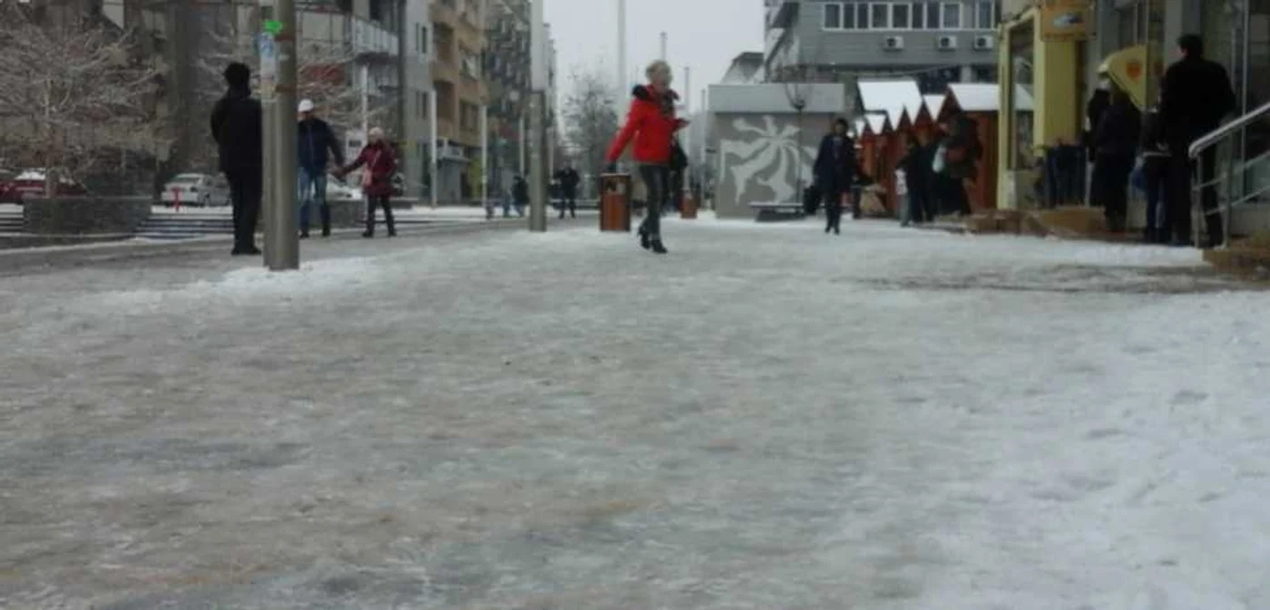 Pasajul Corneliu Coposu, în centrul municipiul Satu Mare este un adevărat derdeluş. foto. Adevărul