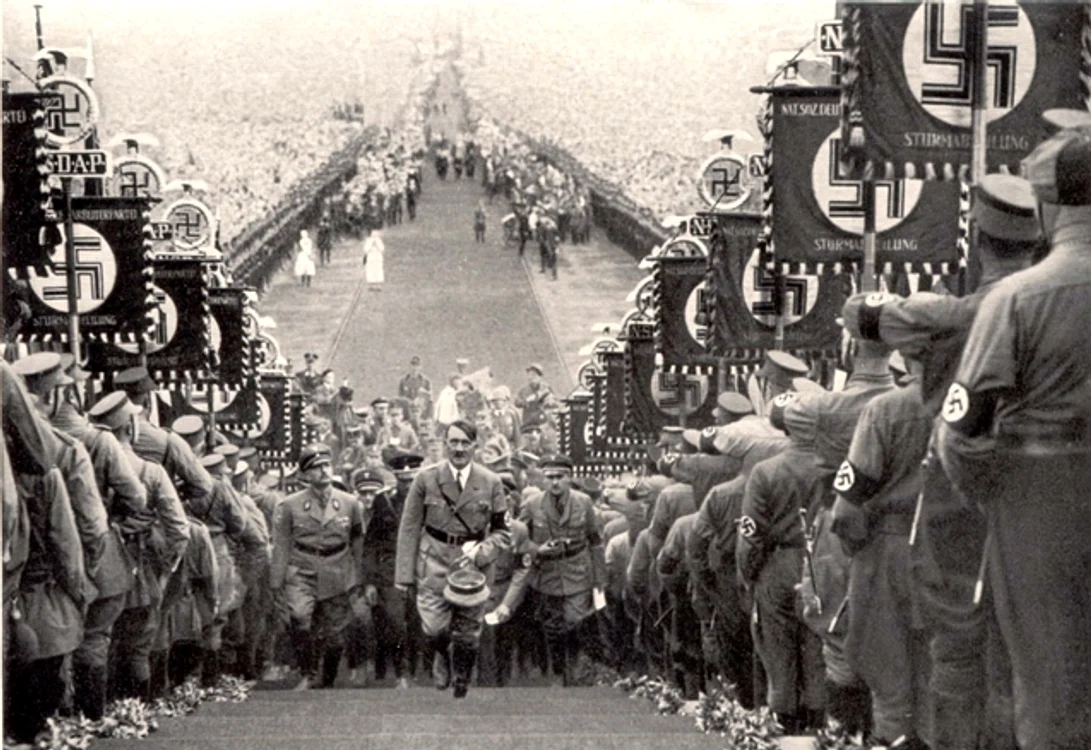 Radu Florescu a fost prezent la Berlin în timpul ascensiunii la putere a lui Hitler, dar și la Londra, în momentul izbucnirii celui de-Al Doilea Război Mondial