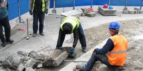 Treptele  "udate" de sângele revoluţionarilor se sfărâmă sub barosul muncitorilor