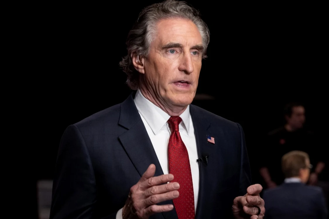 Doug Burgum a fost prezent în sala de presă pentru dezbaterea Biden-Trump FOTO EPA-EFE