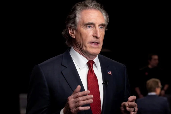 Doug Burgum a fost prezent în sala de presă pentru dezbaterea Biden-Trump FOTO EPA-EFE