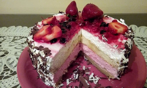 tort aromat cu mousse de fructe de padure si mousse de ciocolata alba jpeg