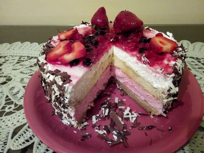 Tort aromat cu mousse de fructe de pădure