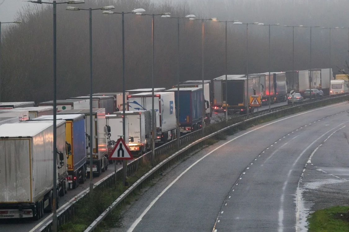 O coadă de sute de camioane s-a format pe drumul către portul Dover la graniţa cu Franţa FOTO EPA-EFE