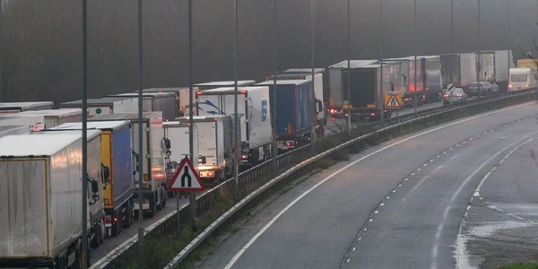 O coadă de sute de camioane s-a format pe drumul către portul Dover la graniţa cu Franţa FOTO EPA-EFE