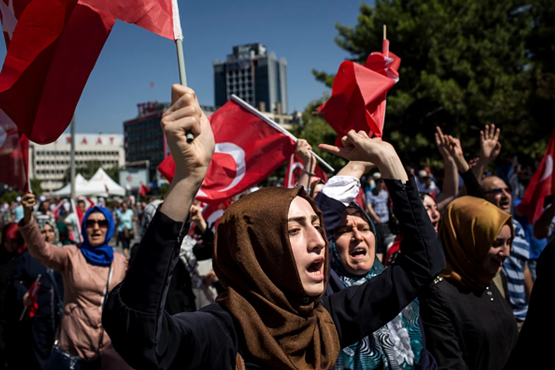 
    Turcii au ieșit pe străzi la îndemnul președintelui ErdoganFoto: Getty  