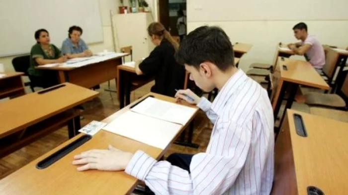 Circa 150.000 de absolvenți de liceu încep luni examenul de Bacalaureat