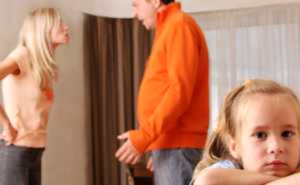 Adulţii care obligă copiii să asiste la scene de violenţă domestică sau le aplică pedepse degradante ar putea fi trimişi de justiţia din Marea Britanie în spatele gratiilor şi până la 10 ani, în funcţie de gravitatatea faptelor dovedite. FOTO Shutterstock