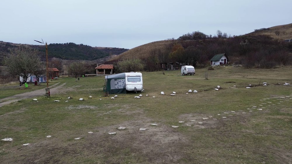 Începe sezonul vacanțelor de iarnă. De Ziua Națională, zeci de turiști ajung cu rulotele în ținutul vulcanilor noroioși