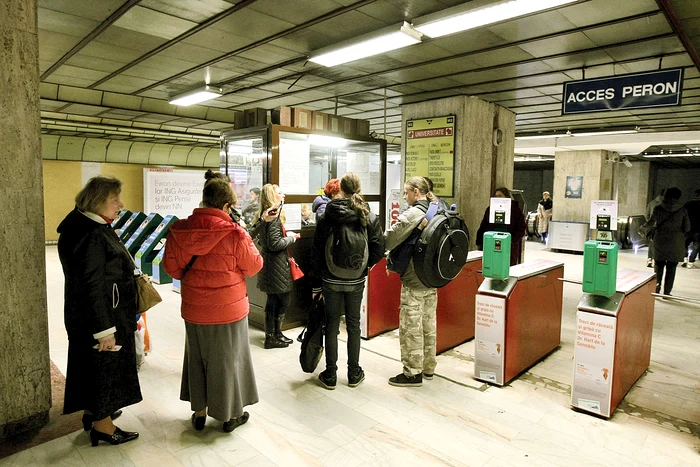 La staţia Universitate  a fost coadă la cartele
