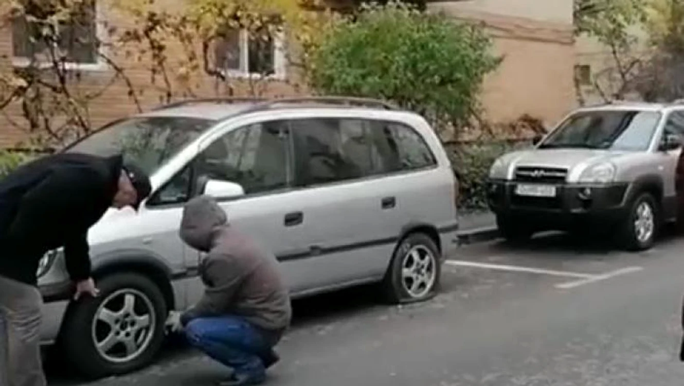 
    25 de mașini vandalizate în Craiova  