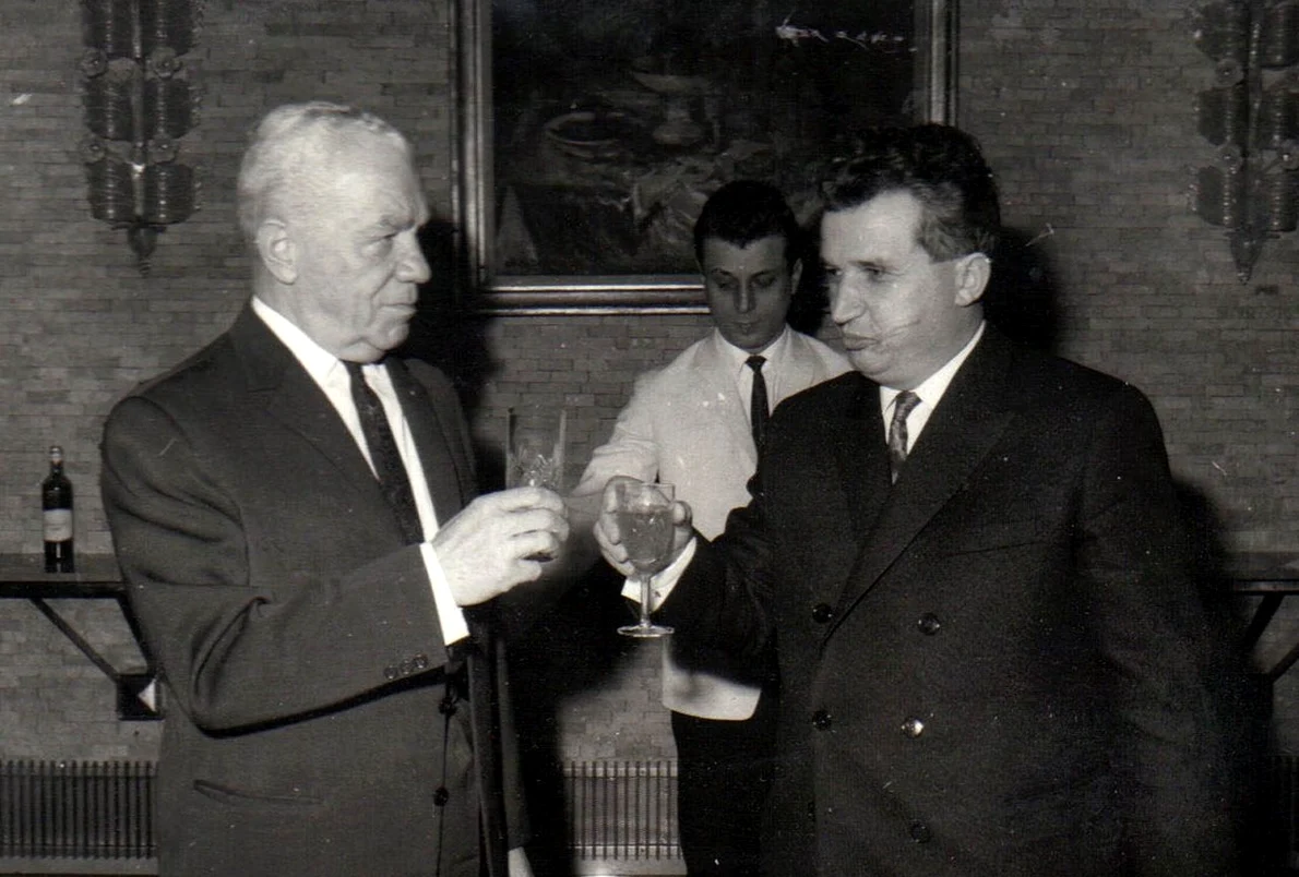 Emil Bodnăraș, felicitat de Nicolae Ceauşescu la aniversarea vârstei de 65 de ani (© „Fototeca online a comunismului românesc”, cota: 6/1969)