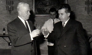 Emil Bodnăraș, felicitat de Nicolae Ceauşescu la aniversarea vârstei de 65 de ani (© „Fototeca online a comunismului românesc”, cota: 6/1969)