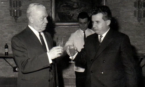 Emil Bodnăraș, felicitat de Nicolae Ceauşescu la aniversarea vârstei de 65 de ani (© „Fototeca online a comunismului românesc”, cota: 6/1969)
