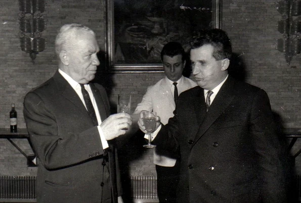 Emil Bodnăraș, felicitat de Nicolae Ceauşescu la aniversarea vârstei de 65 de ani (© „Fototeca online a comunismului românesc”, cota: 6/1969)