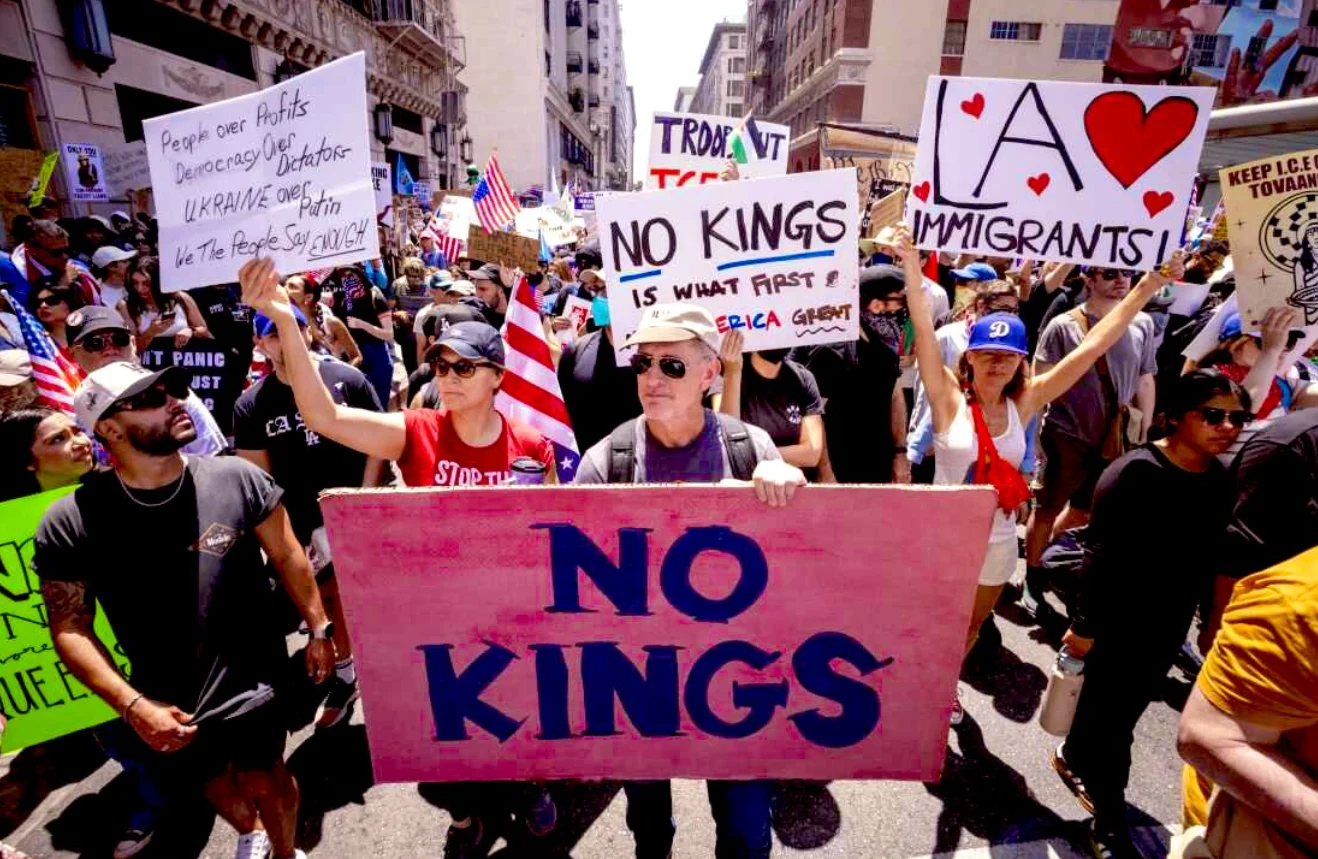 „Poporul este furios”. Milioane de americani, așteptați la protestele „No Kings” împotriva administrației Trump. Peste 3.000 de manifestații în SUA