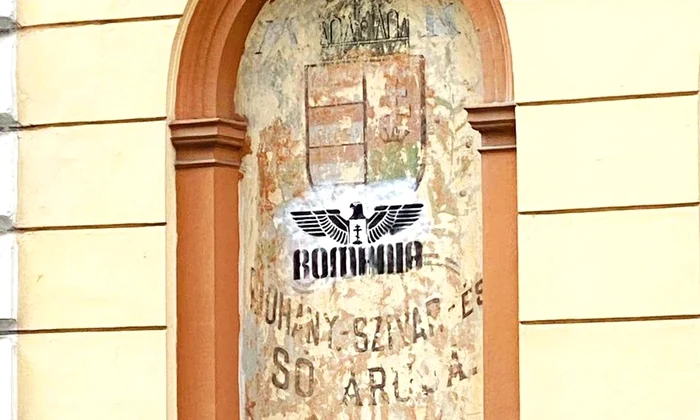 Stema Ungariei, descoperită după restaurarea unei clădiri vechi din Cluj-Napoca, a fost vandalizată (foto: Szabadsag)