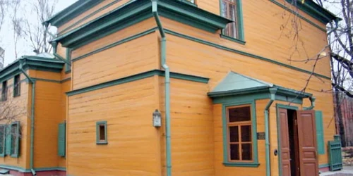 În urmă cu 130 de ani, Lev Tolstoi a cumpărat o casă de lemn, cu grădină, pe o stradă retrasă din Moscova