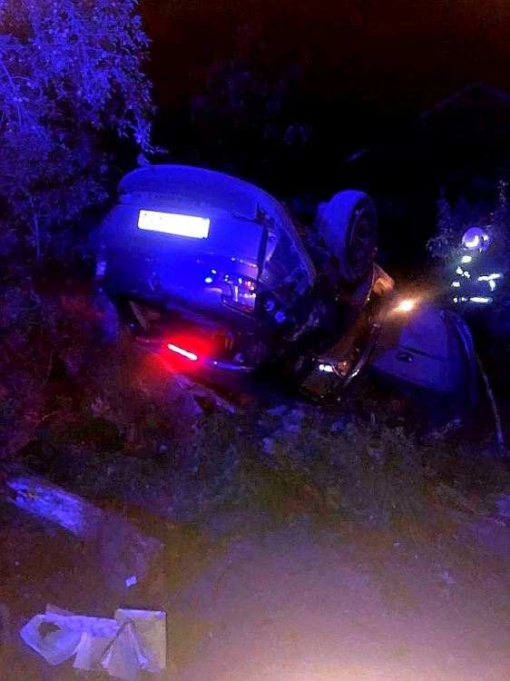 Şoferul a  pierdut controlul volanului, maşina a lovit un gard şi s-a răsturnat FOTO: amator