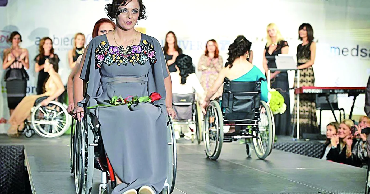 12 modele cu dizabilităţi au defilat în scaune cu rotile la cea de-a patra ediţie a evenimentului Atipic Beauty de la Cluj-Napoca FOTO: Facebook