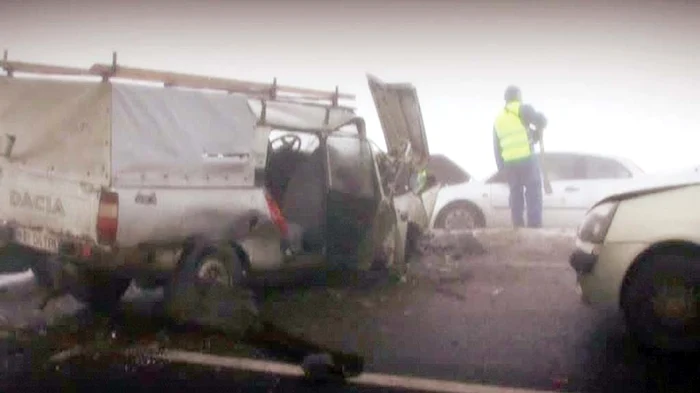 În urma accidentului, două persoane au fost rănite