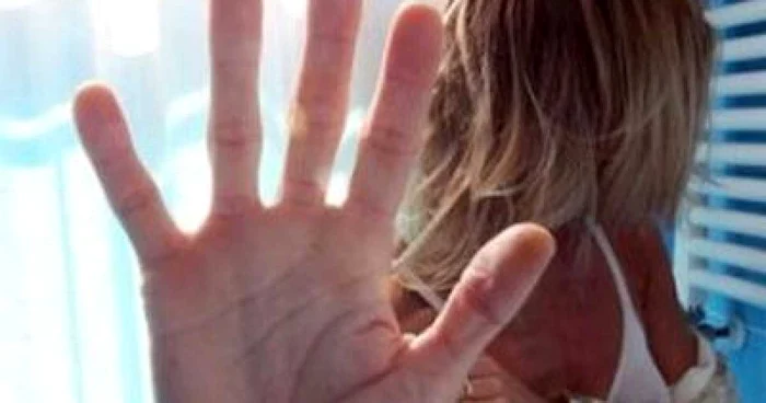 Calabria: o italiancă îşi punea propria fiică minoră să se prostitueze